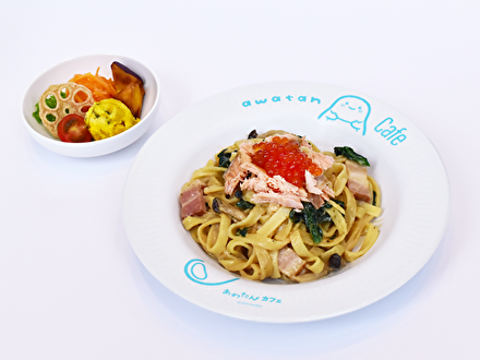 いくらと鮭のクリームパスタ（サラダ付き）
